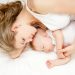 赤ちゃんと快適に添い寝をする方法